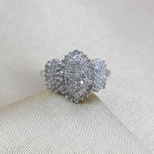 Bague de fiançailles et de mariage en diamant blanc naturel rond et taille baguette de 0,96 ct pour femme, en argent sterling 925, vente en gros - Product Image 1
