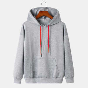 เสื้อฮู้ดผู้ชายสีเทา ทรงปกติ ผ้าฝ้ายถัก สีพื้น แต่งเชือกผูกสีแดง มีกระเป๋า เหมาะสำหรับใส่ในฤดูใบไม้ร่วง - Product Image 1
