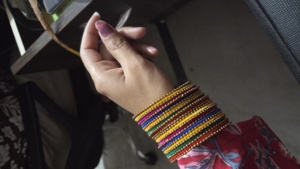 Ensemble de bracelets en fil de soie multicolores avec accents de perles dorées, bijoux ethniques indiens traditionnels pour femmes et filles - Product Image 2