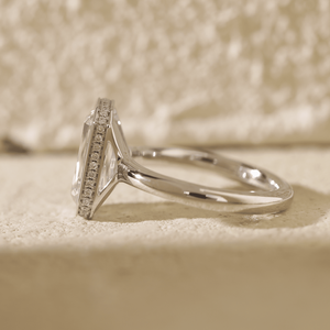 Bague solitaire minimaliste en diamant de laboratoire taille émeraude 3 carats, sertissage architectural élégant en or blanc 14 carats, bague de mariage - Product Image 6