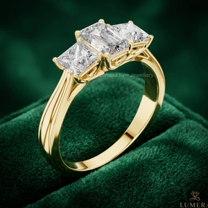 Anillo de Compromiso Clásico de Lujo con Tres Piedras de Diamante Cultivado en Laboratorio con Corte Esmeralda, Oro Blanco de 9KT, 10KT, 14KT y 18KT, Certificado IGI - Product Image 3