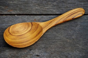 Cuillère en bois lisse et légère, artisanale, taille repas, technique polie par Crescent Crafts - Product Image 5