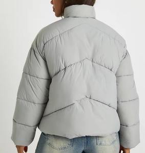 Chaqueta de plumón acolchada para mujer, estilo moderno, para exteriores, cálida para invierno, con logotipo bordado personalizado, transpirable, rellena de plumón. - Product Image 3