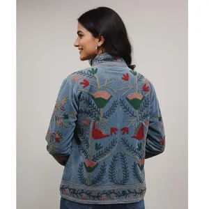 Chaqueta Azul de Algodón para Mujer con Bordado Floral en la Espalda, Diseño Bohemio Étnico - Product Image 3