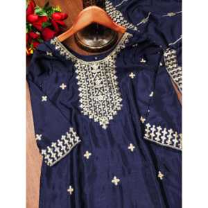 Ensemble de costume pour femme de créateur avec broderie et sequins - Product Image 4