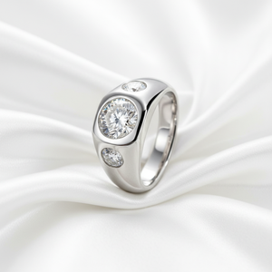 Bague de fiançailles classique hip-hop Gypsy avec moissanite ronde taille brillant de 2 carats, en argent sterling 925, large, pour homme, trois pierres - Product Image 1