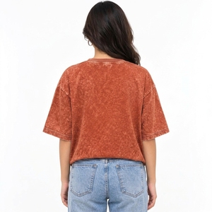 เสื้อยืดโอเวอร์ไซส์ลายฟอกสีสไตล์แฟชั่นทันสมัยสำหรับผู้หญิง เหมาะสำหรับลุคสบายๆ ในเมือง เสื้อยืดโอเวอร์ไซส์ลายฟอกสีสำหรับผู้หญิง - Product Image 2
