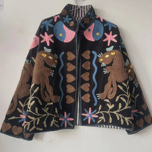 Chaqueta de terciopelo con bordado floral Suzani, abrigo estilo festival folclórico uzbeko con relleno de algodón para ropa exterior tipo bomber/duster a precio económico. - Product Image 1