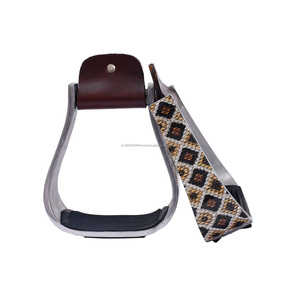 Estribos de carreras de aluminio occidental grabados a mano con almohadilla envuelta en cuero Productos de Carreras de Caballos - Product Image 1