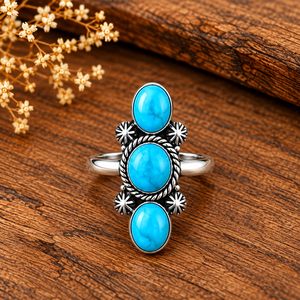 Bague en turquoise Mohave à 3 pierres, ovale, ronde, faite à la main, style bohème western, bijou unique de créateur, bague statement en pierres précieuses - Product Image 4