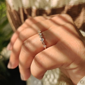 แหวนทำมือทรงกลมประดับเพชรสร้างในห้องปฏิบัติการ ดีไซน์เรียบหรู ทองคำแท้ 14K แหวนแบบซ้อนได้ สไตล์มินิมอล สำหรับวันครบรอบ ขายส่ง - Product Image 2