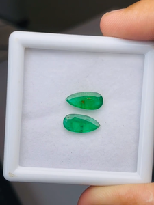 Par de Esmeraldas Naturales de Zambia, Corte Pera, Grado AAA, Certificadas por IGI, Verdes, 3.27 Quilates, Brillo Excelente, Corte y Pulido Perfectos para Joyería - Product Image 3