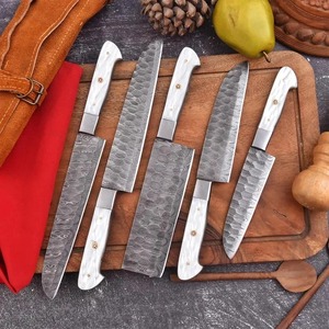 Juego de Cuchillos de Cocina de Acero de Damasco Hechos a Mano, 5 Piezas, con Mangos de Resina Ambidiestros, Acabado Cepillado, Hojas de Borde Recto - Product Image 1