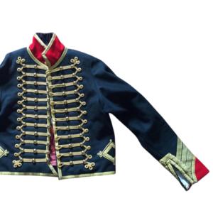 Chaqueta de húsar napoleónico roja con elaborada trenzadura dorada. - Product Image 2