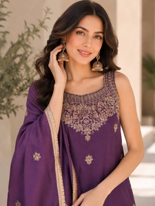 Ensemble Kurti et pantalon sexy avec broderies et dupatta pour les occasions festives, disponible auprès d'un exportateur indien. - Product Image 3