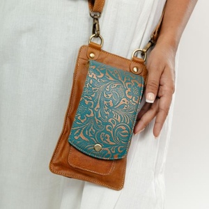 Nuevo bolso de barra cruzada móvil turquesa de cuero con pelo occidental hecho a mano, bolso de teléfono occidental de cuero genuino personalizado para mujer - Product Image 1