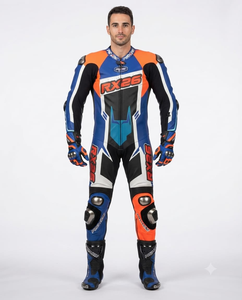 Combinaison de course premium pour homme 1 pièce en cuir de vache véritable/cuir de kangourou, style MotoCP, avec protections niveau 2 - Product Image 1