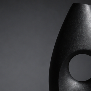 Impresionante Florero de Metal Negro Mate con un Diseño Escultural Abstracto y Central Hueco para Decoración Interior Moderna - Product Image 5