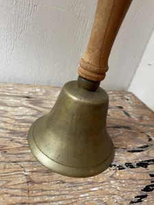 Campana de mano de latón de diseño único con mango de madera para enseñanza, terapia y coordinación de eventos, campana de mano de latón de tono premium - Product Image 6