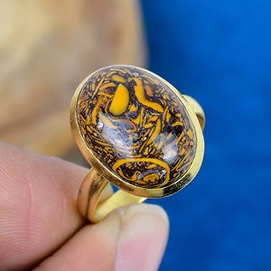 Bague artisanale en pierre précieuse naturelle Miriam Jasper de forme ovale, or 18 carats, argent sterling 925 - Product Image 1