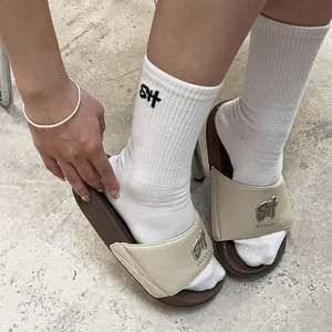 รองเท้าแตะแบบสวมสีเบจและสีน้ำตาลอ่อนสำหรับทุกเพศ เหมาะสำหรับใส่ในชีวิตประจำวัน ผลิตในเวียดนาม - Product Image 5