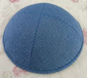 หมวกคิปปาห์ผ้าลินินสีน้ำเงินแบบสั่งทำพิเศษ 4 แผ่น สำหรับงานแต่งงาน บาร์มิตซ์วาห์ ขายส่งจำนวนมาก พร้อมปักโลโก้ส่วนตัว หมวกยามากะ - Product Image 3