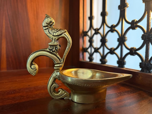 Lámpara Diya Tradicional de Metal con Asa Decorativa de Pavo Real, Acabado Dorado, Decoración India Pooja Deepak, para Templo Religioso - Product Image 6