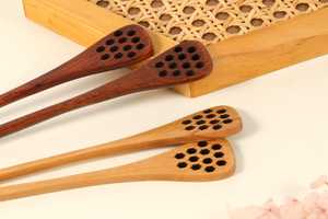 Bâtonnet à miel en bois fait main gravé avec un nom, distributeur de miel en bois naturel, ustensile de cuisine - Product Image 3