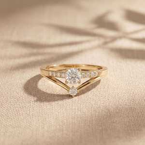 Bague de promesse en moissanite à taille ronde et tige fendue pour femme, en argent 925 avec breloques en rhodium, idéale pour un anniversaire ou une fête, pour votre partenaire - Product Image 1
