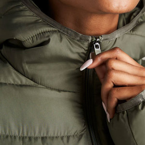 Dernière conception, veste d'hiver matelassée pour femme, couleur gris uni, logo personnalisé, tissu respirant, fermeture éclair intégrale, rembourrage 100 % polyester, col montant - Product Image 6
