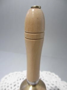 Cloche à main en laiton de qualité supérieure avec manche en bois pour le personnel de restaurant, les événements de mariage et un son puissant – Cloche à main en laiton Amazon - Product Image 3