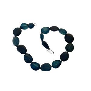 Collier de luxe fait main avec perles en résine et pendentif en métal, bijoux élégants. - Product Image 2