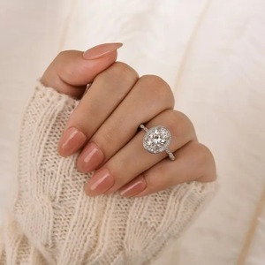 Nouvelle Arrivée Bague de Fiançailles Vintage en Argent Sterling Plaqué Or Blanc avec Moissanite Ovale Effet Halo et Diamants en Argent 925 à Vendre - Product Image 3
