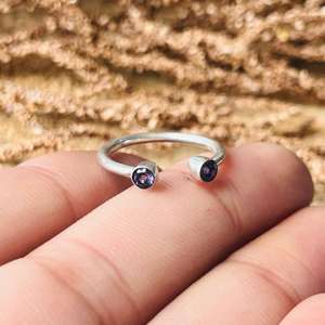 Bague ouverte en améthyste pour femme, minimaliste et délicate, en argent sterling, finition plaquée argent, design moderne avec pierre précieuse, pour mariage et fête - Product Image 5