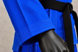 Kimono de karaté bleu pour homme, 100% coton, durable, uniforme d'arts martiaux, coupe régulière pour adulte, ceinture noire incluse - Product Image 6