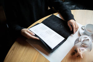 Porte-menu en cuir véritable fait main, protection anti-odeur de luxe, pour restaurant, café, hôtel, couverture de menu personnalisée avec logo LMC-0081 - Product Image 3