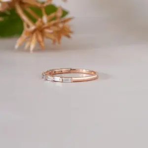 Anillo Minimalista de Media Eternidad, Regalo de Joyería para Ella, Elegante Anillo de Boda de Oro Rosa con Moissanita Baguette para Mujer - Product Image 1