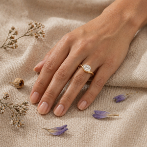 Anillo de Compromiso Minimalista con Moissanita en Forma de Pera Inclinada de 1.25CT en Oro de 14K - Product Image 4