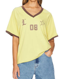 Maillot de football personnalisé pour femme, col en V, coupe classique, 100 % polyester, manches courtes, respirant, imprimé, tendance, confortable et élégant - Product Image 1