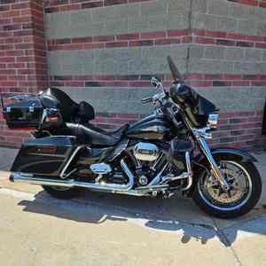 Harley-Davidson Cruiser CVO Ultra Classic Electra Glide Premium Touring ChromeBoost SmoothFlow RideEdge EliteDrive d'occasion 2013 - Product Image 2