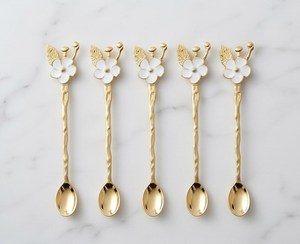 Cuillères à thé à manche fleuri doré, ensemble de couverts élégants en métal, compatibles lave-vaisselle, cadeau de mariage et utilisation pour la restauration - Product Image 1