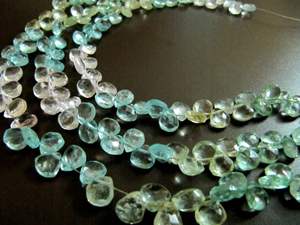 Chaîne de pierres précieuses en aquamarine naturelle multicolores, forme cœur, facettées, 7-8 mm, 10 pouces de long, provenant du Rajasthan, pour la fabrication de bijoux - Product Image 1