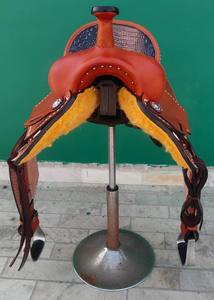 Silla de montar western de cuero para caballo con estructura de fibra de vidrio, silla de montar larga para equitación, silla de vaquero Roughout con adornos de alambre de púas - Product Image 6