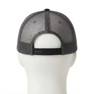 Gorra Trucker Gris para Hombre, con Logotipo Rojo Bordado Personalizado, Malla Trasera, Ajustable, Estilo Urbano - Product Image 4