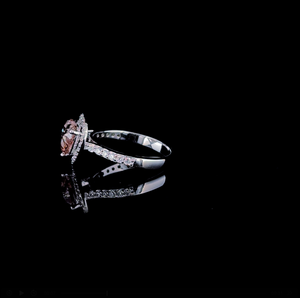 Bague de fiançailles exclusive en diamant rose intense taille cœur avec halo et bande pavée, romantique et luxueuse pour femme - Product Image 3