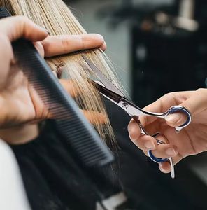 Ciseaux de coiffure professionnels de haute qualité en acier inoxydable japonais, pour droitiers, avec logo personnalisé et peigne - Product Image 4