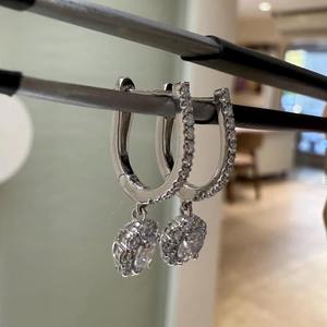 Pendientes Huggie de Oro de 14K con Diamantes Cultivados en Laboratorio, Engaste Pavé, Diseño Floral Colgante, Joyería Minimalista para Fiesta Nupcial, Regalo para Mujer - Product Image 3