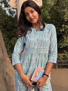 Conjunto de Dos Piezas Casual para Mujer, Color Azul Agua, Estampado, con Túnica Elegante y Pantalones Rectos a Juego - Product Image 6