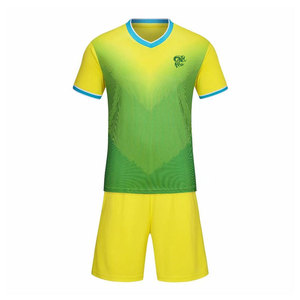 Maillot et short de football légers avec technologie de séchage rapide, tissu en maille respirant, idéal pour les températures chaudes et les matchs intenses - Product Image 1