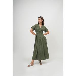 Robe longue en lin vert olive coupe trapèze avec col en V, manches courtes, ceinture à nouer et poches – Style simple et confortable pour femme, idéale pour l'été - Product Image 3